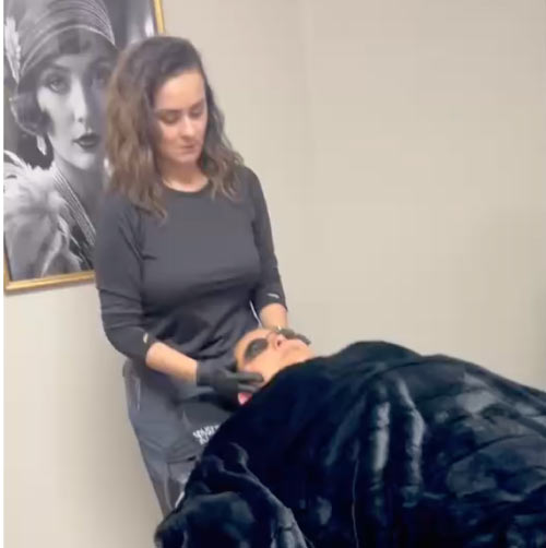 lymphatic-drainage-massage Skilled aesthetician performing gentle lymphatic drainage massage on a client's face for a wellness programç